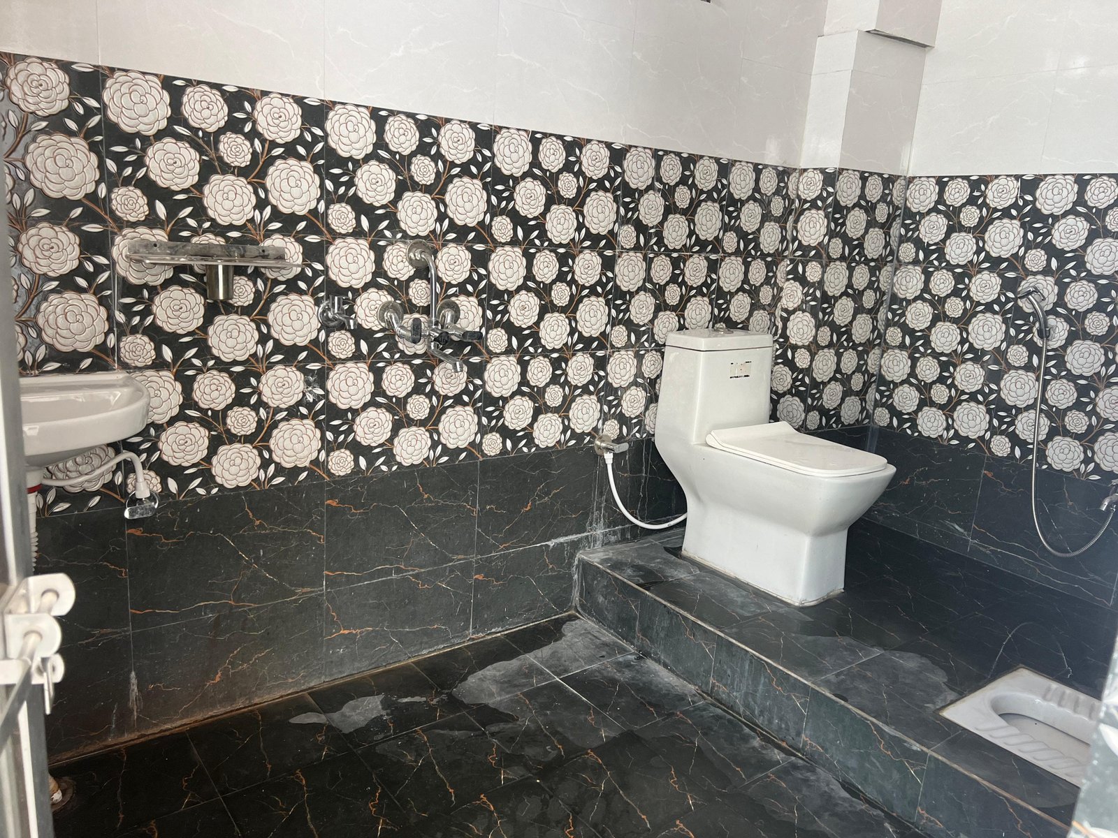 Residential Property in Gyan Vihar Colony Kamta, Kamta - Image 2